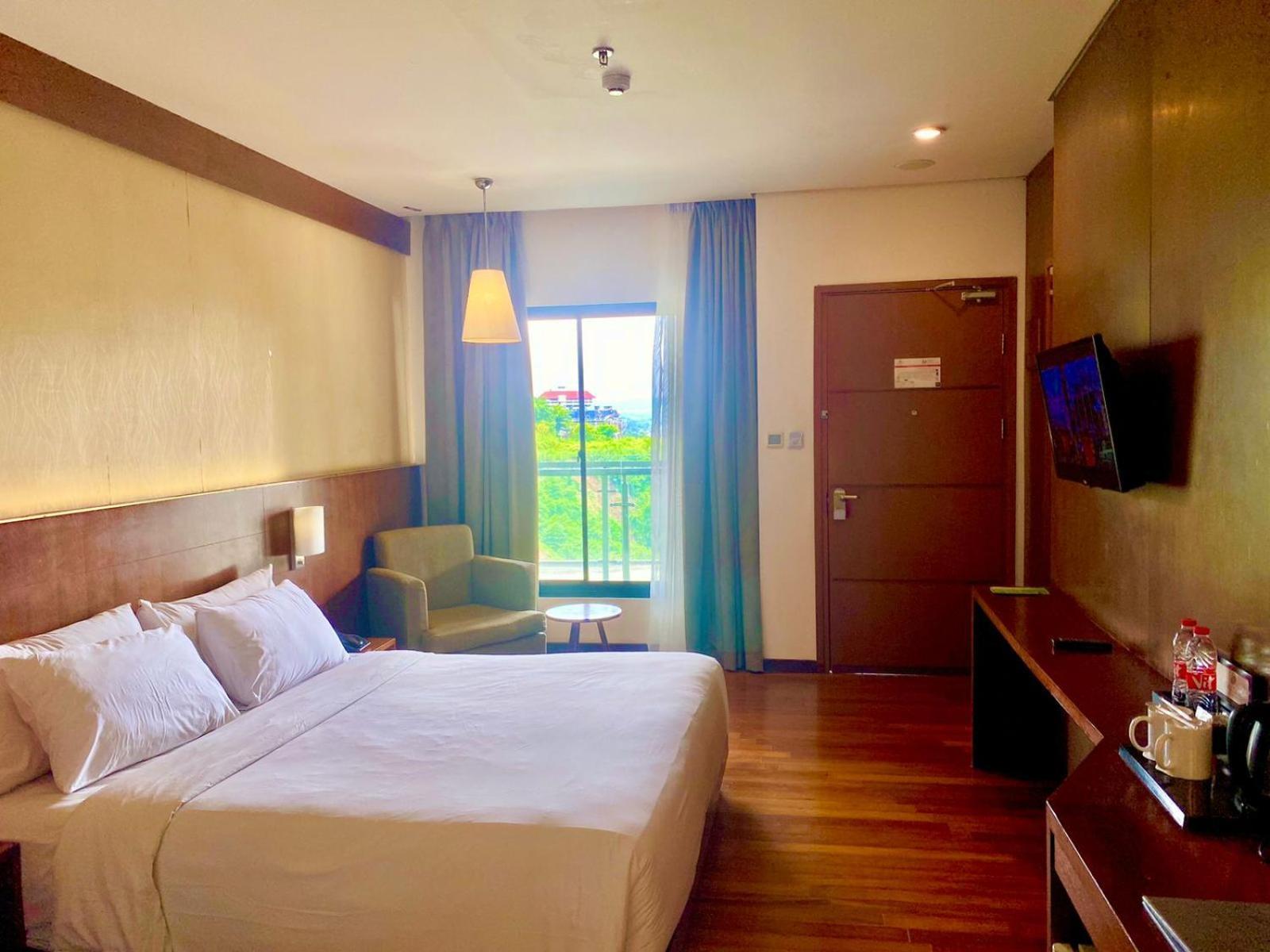 Oak Tree Emerald Hotel & Coventions Semarang Eksteriør bilde