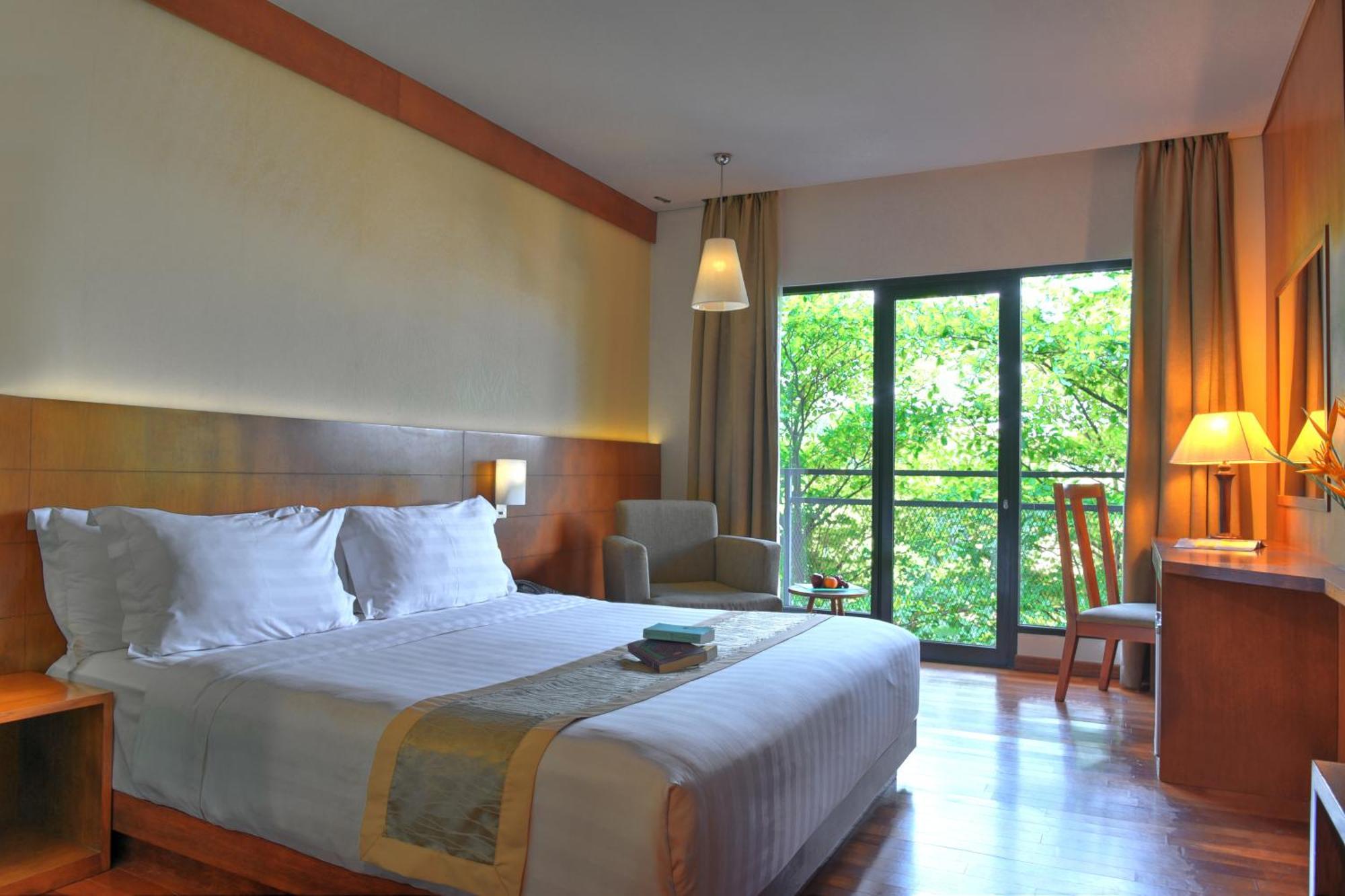Oak Tree Emerald Hotel & Coventions Semarang Eksteriør bilde