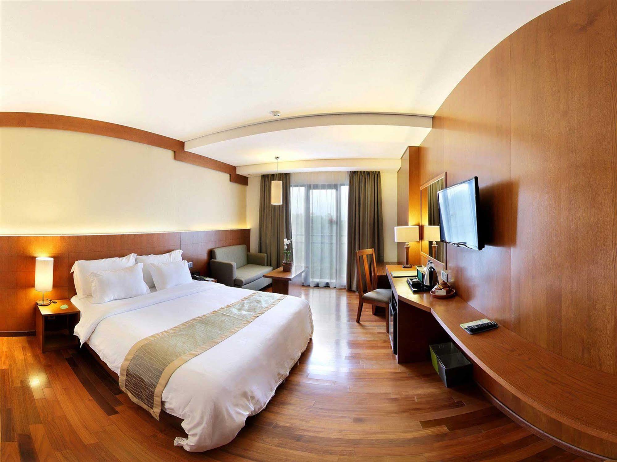 Oak Tree Emerald Hotel & Coventions Semarang Eksteriør bilde