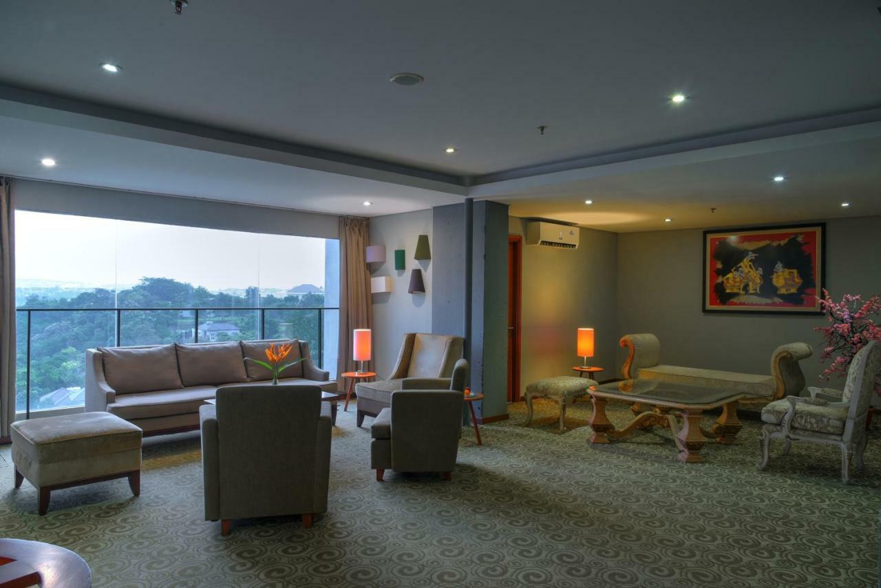 Oak Tree Emerald Hotel & Coventions Semarang Eksteriør bilde